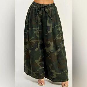 Camouflage Cargo Pants wide let waist 20 inseam 25